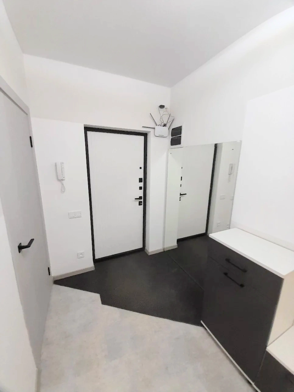 2-к. квартира, 58 кв. м., 1/3 эт.